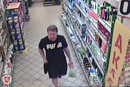 2019-08-18 14.58 val. Panevėžyje, Aukštaičių g., iš parduotuvės nenustatytas asmuo pavogė skustuvo galvutes 4 vnt. Nuostolis – 16,59 eurai.
