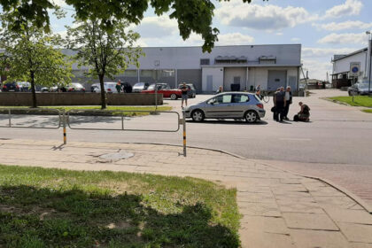 Tragiška nelaimė Panevėžyje. Gatvę ne pėsčiųjų perėjoje bandžiusi pereiti moteris žuvo po automobilio ratais.