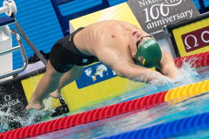 Singapūre penktadienį tęsiasi trečiasis pasaulio plaukimo taurės etapas olimpiniame (50 m ilgio) baseine. Vyrų 200 m kompleksinio plaukimo finale staigmeną pateikė lietuvis Danas Rapšys.