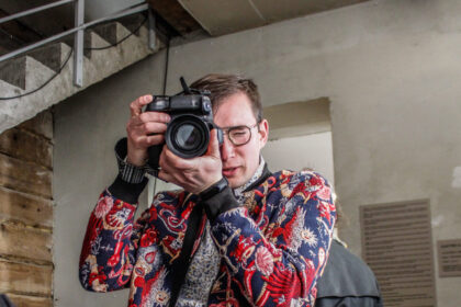 Airių kilmės anglų dramaturgas Oskaras Vaildas yra sakęs, jog meno tikslas yra atskleisti meną, o jį kuriantį menininką paslėpti. Iš pirmo žvilgsnio kuklus 27-erių teatro „Menas“ dizaineris Arvydas Gudas, rodos, aplinką stebi iš šalies, tačiau pamato kur kas daugiau nei paviršutinišką grožį ir apie jį papasakoja kitokiu, nei yra įprasta, kūrybiniu braižu.