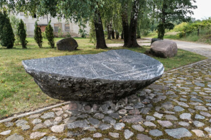 Pirmąjį rugsėjo savaitgalį Panevėžys griausmingai švęs 516-ąjį gimtadienį – minės vietovei prie Nevėžio, per šimtmečius išaugusiai į Aukštaitijos sostinę, pradžią davusio kunigaikščio Aleksandro akto surašymą. Spausdiname panevėžietės Liudvikos Knizikevičienės knygos „Pirmųjų Panevėžio bažnyčių ir Senamiesčio gatvės istorija“ ištrauką apie Panevėžio gimimą.