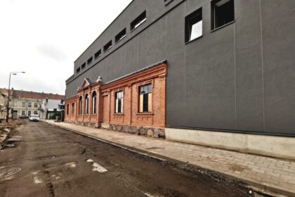 Po storu pilko tinko sluoksniu ilgus metus slėptam, daugiau nei prieš šimtą metų statyto Panevėžio dailės galerijos pastato fasadui sugrąžinta autentiška išvaizda. Po rekonstrukcijos galerijos siena nuo Respublikos gatvės pusės iš dabartinės pilkos virsta į raudoną mūrą – taip, kaip atrodė dar 1889-aisiais.