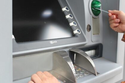 Aukų patiklumu naudojasi ne tik internetiniai sukčiai.