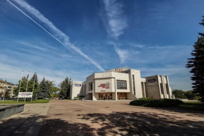 Vieną po kito viešųjų pirkimų konkursus miesto parkams ir skverams atnaujinti skelbianti Savivaldybė šią savaitę ėmėsi ieškoti statybininkų atnaujinti Kranto gatvei, teritorijai, supančiai Bendruomenių rūmus, bei pėsčiųjų tiltui, jungiančiam Senvagę su A. Jakšto gatve. Statybininkų apetitą bandoma numalšinti nurodžius maksimalią sumą, kiek už tokį darbą miestas nusiteikęs sumokėti.