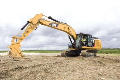 Trečiadienio popietę Paįstrio seniūnijoje, atliekant žemės kasimo darbus, buvo sunkiai sužalotas vyras. Nors medikai dar bandė išgelbėti jauną vyrą, tačiau jo gyvybė užgeso intensyvios terapijos skyriuje.