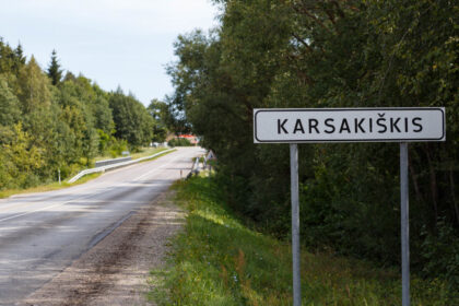 Šešiolika kilometrų nuo miesto nutolusio, abipus judraus kelio išsidėsčiusio Karsakiškio istorija įdomi, turtinga ir, krašto šviesuolių dėka, sudėta į knygą bei išsaugota ateinančioms kartoms