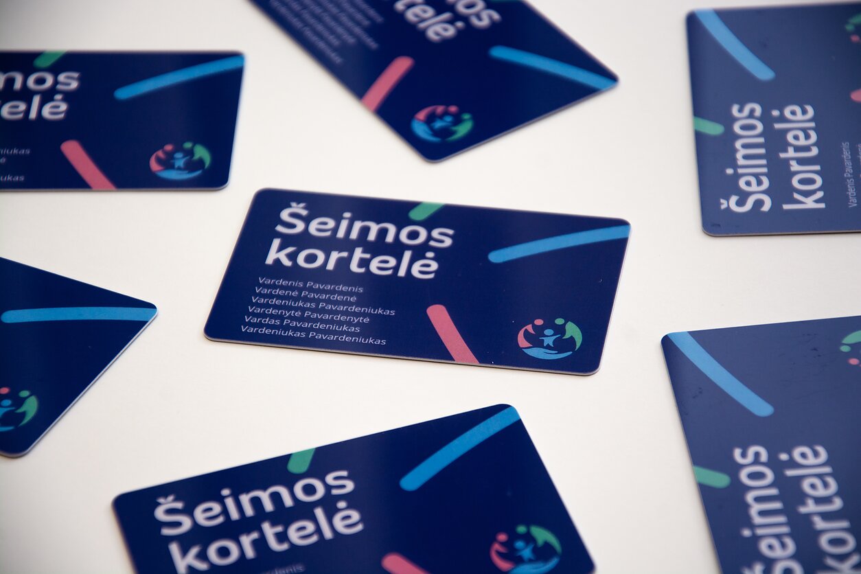 Beveik du mėnesiai, kai tris ir daugiau vaikų auginančios ar neįgalų bet kokio amžiaus vaiką globojančios šeimos gali užsisakyti naują valstybės paramą – šeimos kortelę. Tačiau ją , t. y. jos turėtojams žadamas nuolaidas ir akcijas, kol kas panoro turėti tik vos daugiau nei dešimtadalis panevėžiečių. Viena iš įvardijamų priežasčių – mieste mažoka siūlomų naujų galimybių taupiau planuoti namų biudžetą.