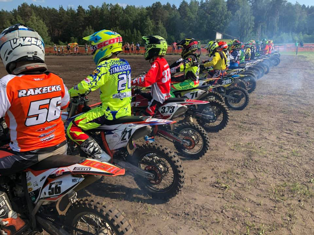 Panevėžio pašonėje esančios prestižine laikomos „Babilono dvaro“ gyvenvietės gyventojai, tikėjęsi kas rytą klausytis paukščių čiulbėjimo ir mėgautis čiurlenančios upės vaizdais, dabar jaučiasi blogiau nei apsigyvenę prie judraus greitkelio. Kitame upės krante įsikūrusioje motokroso trasoje kasdien, keldami dulkių debesis, riaumoja motociklai ir keturračiai. Vilties netekę gyventojai kreipėsi į Seimo kontrolierių, kad šis įpareigotų atsakingas institucijas pažaboti triukšmadarius.