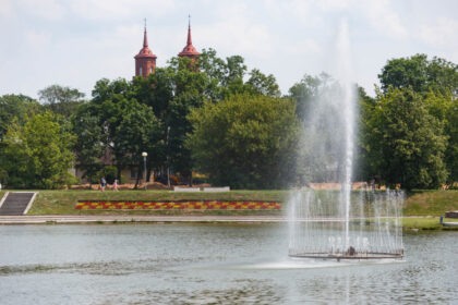 Lietuvos miestams, ir ne tik didiesiems, lankytojus viliojant grojančiais ir šokančiais fontanais, Panevėžys jau daugiau nei metus ieško, kas Senvagės tvenkinyje įrengtų tokį, kokio šalyje dar nėra.