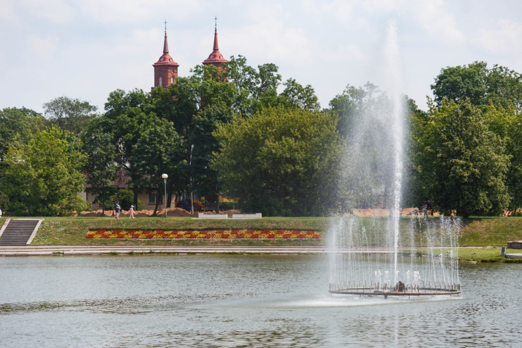 Lietuvos miestams, ir ne tik didiesiems, lankytojus viliojant grojančiais ir šokančiais fontanais, Panevėžys jau daugiau nei metus ieško, kas Senvagės tvenkinyje įrengtų tokį, kokio šalyje dar nėra.