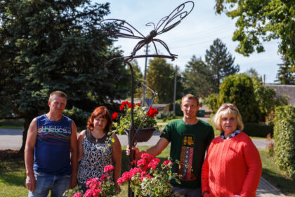 Smilgių miestelis turi savo Bermudų trikampį, tik, priešingai nei tikrajame, čia niekas nedingsta, o nuolat atsiranda naujų grožio ir kultūros stebuklų. Juos išpuoselėtame Panevėžio gatvės skersgatvyje kuria darbštūs kaimynai.