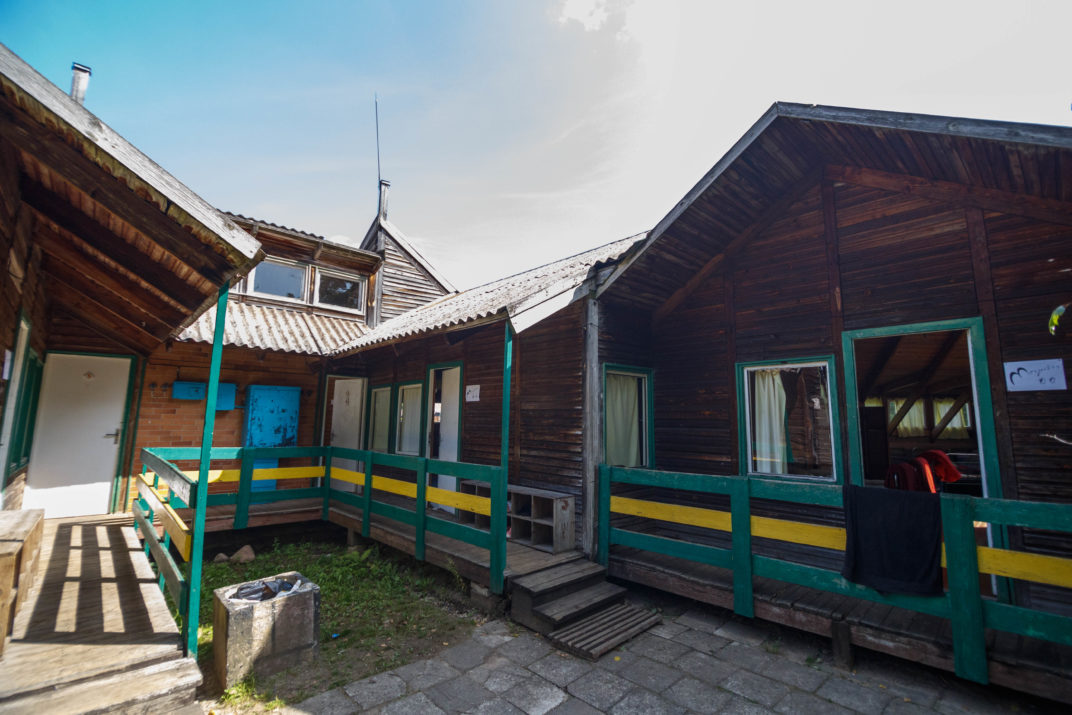 Iš rėmų krentantys stiklai, dėmėti patalai ir pelėsiu pasidengusios šluotos – tokį vaizdą išvydo Nacionalinio visuomenės sveikatos centro Panevėžio departamento specialistai, atvykę į vaikų stovyklą „Vaikystės šilelis“. Ji tikrintojų dėmesio sulaukė, kai Panevėžio rajono savivaldybę pasiekė tėvų skundas dėl nešvaros ir netvarkos.