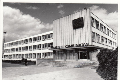 Atkūrus Lietuvos nepriklausomybę, įmonėms iškilo uždavinys prisitaikyti prie naujų ekonominių sąlygų. Kad išliktų augančios konkurencijos aplinkoje, joms reikėjo lankstumo ir gebėjimų perorganizuoti turėtus resursus.