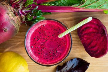 Ar žinojote, jog burokėlių gira puikiai tinka moteriškų onkologinių ligų profilaktikai. Be to, šis gėrimas iš organizmą šalina šlakus. Jis taip pat tirpdo akmenis, saugo žarnyną nuo puvimą skatinančios fermentacijos, kraujagysles nuo užsikimšimo, o kepenis nuo visko, kas nereikalinga.