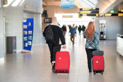 Kauno oro uoste pasieniečiai sulaikė lėktuvu iš Alikantės atvykusį ir chuliganiškai besielgusį Panevėžio gyventoją. Neblaivus vyras skrydžio metu necenzūriniais žodžiais plūdo orlaivio įgulą, triukšmavo.