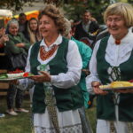 Pieno, morkų, obuolių, su spanguolėmis ir be jų, dideli ir maži – įmantriausi sūriai šiandien buvo dėmesio centre Bernatoniuose. Čia aštuonioliktą kartą vyko tradicinė šio krašto kulinarinio paveldo Sūro šventė.