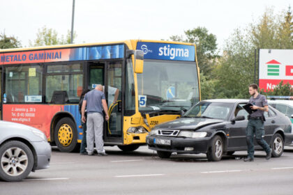 Panevėžio vienoje judriausių Klaipėdos ir Nemuno gatvių sankryžoje antradienio vidudienį eismą sutrikdė avarija.
