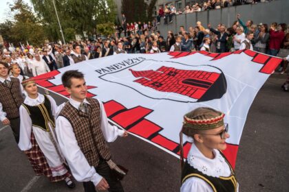 Tokio gimtadienio Panevėžys dar nematė. Skaičiuojama, kad vien SEL koncerte apsilankė daugiau nei dvidešimt tūkstančių žiūrovų. Grandiozinė trijų dienų šiųmetė fiesta kainavo tiek, kad šią sumą padalijus kiekvienam panevėžiečiui tektų ne daugiau nei po 1,5 euro. Šventiniuose renginiuose lankėsi ir įspūdžiais pasidalijo „Sekundės“ žurnalistai.