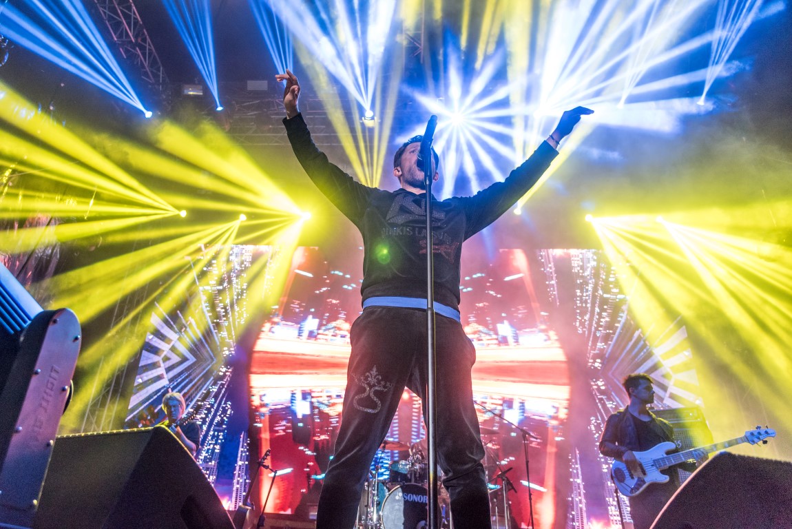 Garsas, specialieji efektai, tūkstantinė, vos besitalpinanti minia, ir šūksniai – SEL lyderiui Egidijui Dragūnui, kuris scenoje pasirodė su savo muzikantų grupe, prireikė vos kelių akimirkų, kad visi į pasirodymą susirinkę panevėžiečiai ir miesto svečiai nuo pat pirmųjų akordų taptų 516-ojo Panevėžio gimtadienio šou dalimi.