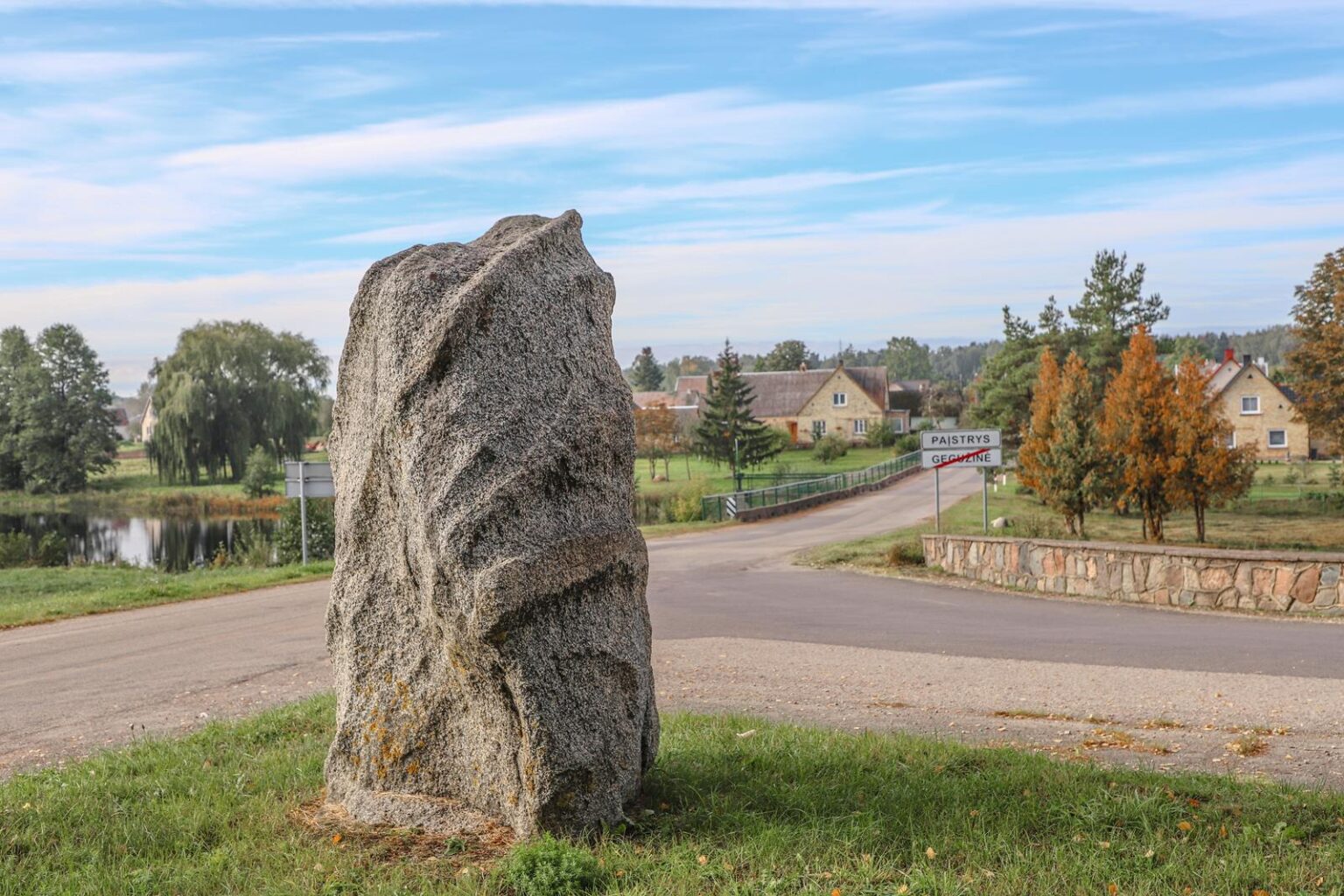 Kadaise skirtingiems rajonams priklausę artimiausi kaimynai Paįstrys ir Gegužinė – tikras Panevėžio krašto istorijos lobynas. Iki šiol čia lapoja ąžuolas, po kuriuo spaudos draudimo metais rinkdavosi knygnešiai, šlama buvusio dvaro parkas, išlikę ne tik Panevėžio, bet ir Lietuvos kultūrai milžiniškai daug davusių šviesuolių pėdsakai.