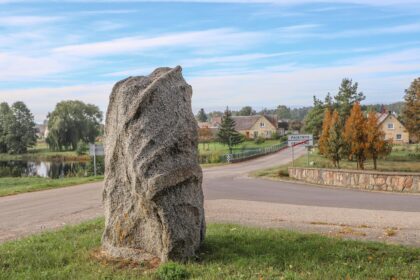 Kadaise skirtingiems rajonams priklausę artimiausi kaimynai Paįstrys ir Gegužinė – tikras Panevėžio krašto istorijos lobynas. Iki šiol čia lapoja ąžuolas, po kuriuo spaudos draudimo metais rinkdavosi knygnešiai, šlama buvusio dvaro parkas, išlikę ne tik Panevėžio, bet ir Lietuvos kultūrai milžiniškai daug davusių šviesuolių pėdsakai.