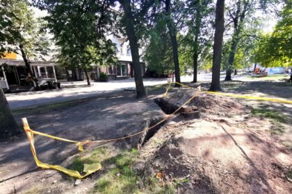 Panevėžio gimtadienio šventė keliems panevėžiečiams tik dėl laimingo atsitiktinumo nesibaigė ligoninės traumatologijos skyriuje. Gyventojai stebisi, kad masinio renginio metu nebuvo tinkamai aptvertos rekonstruojamos Laisvės aikštės duobės. Į vieną tokių, kurios gylis suaugusiam žmogui siekia aukščiau kelių, žnektelėjo bent keli atėję į rekordinį žiūrovų būrį Panevėžyje sutraukusį SEL koncertą.