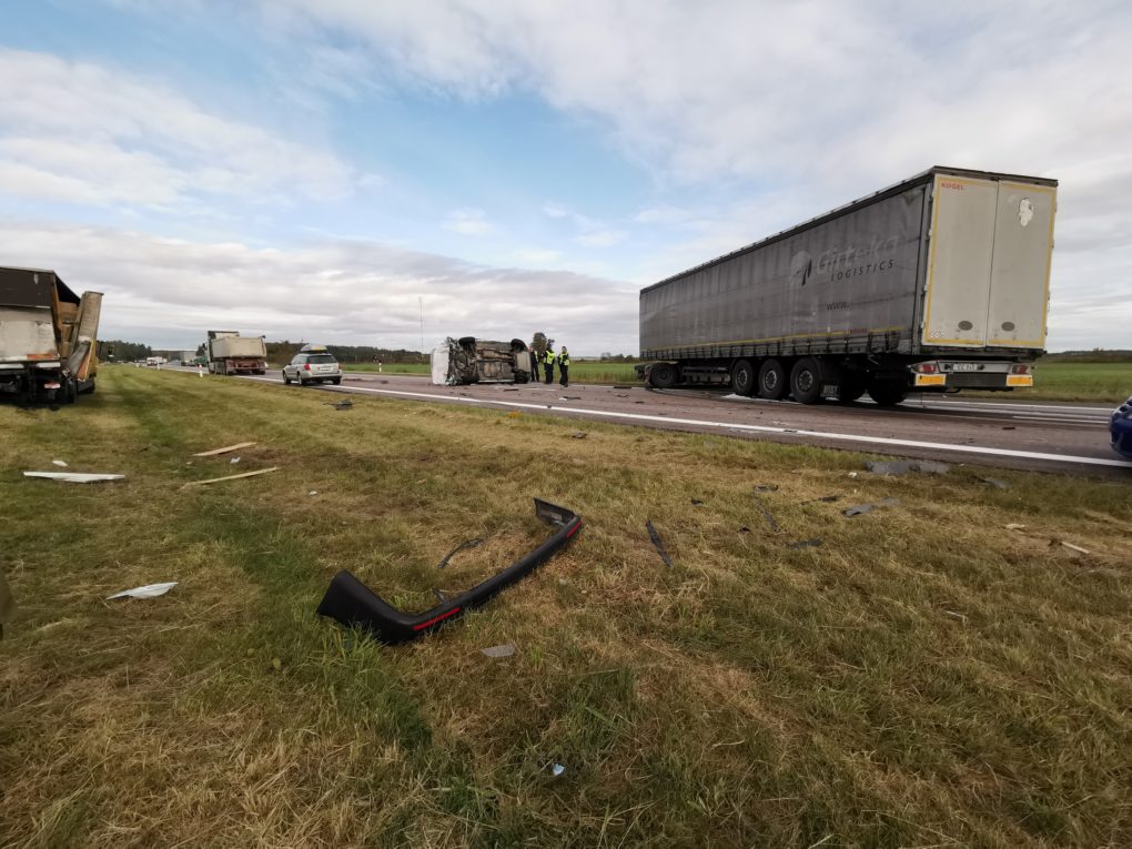 Panevėžio rajone ketvirtadienio rytas pažymėtas masine avarija – susidūrė penki automobiliai, tarp jų – policijos mikroautobusas ir po Lietuvą važinėjančių ir darbo ieškančių ukrainiečių „Opel“.