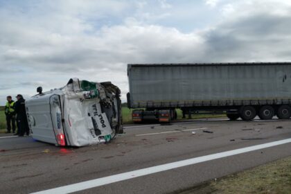 Ketvirtadienio rytas Panevėžio rajone pažymėtas masine avarija – susidūrė penki automobiliai, tarp jų – policijos mikroautobusas.