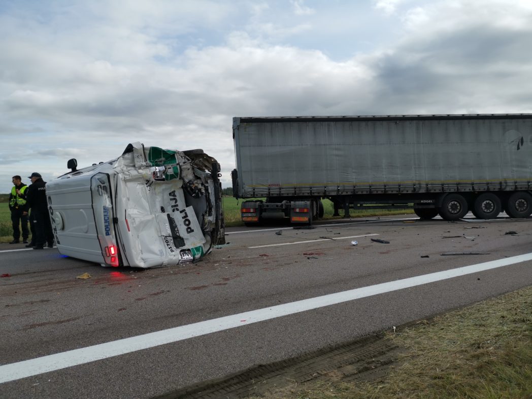 Ketvirtadienio rytas Panevėžio rajone pažymėtas masine avarija – susidūrė penki automobiliai, tarp jų – policijos mikroautobusas.