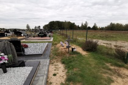 Panevėžio miesto kapinių vartai atsiveria ir tiems, kurie mirė neturėdami nei naujagimio, nei kūdikio, nei vaiko vardo. Pasikeitus įstatymui, amžinojo poilsio vietos pagaliau tapo vertas ir iki 22 nėštumo savaitės motinos prarastas vaisius.