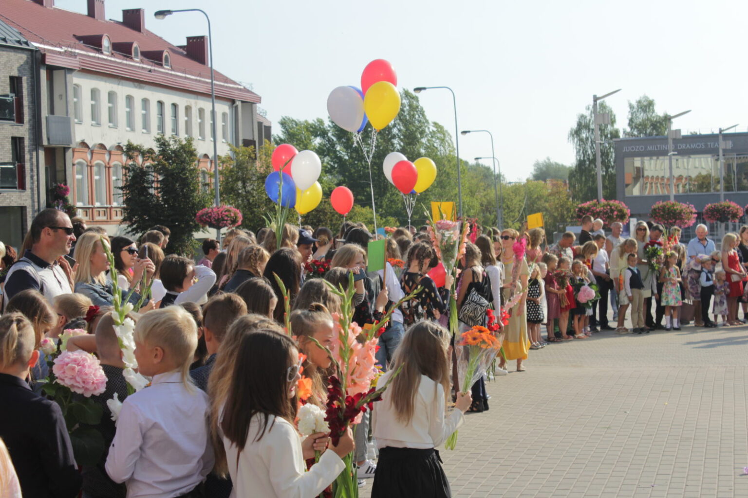 Visos Panevėžio ir dauguma rajono mokyklų šiandien pradėjo naujus mokslo metus. Panevėžio rajone vienintelė Ramygalos gimnazija Mokslo ir žinių dieną šventė vakar.