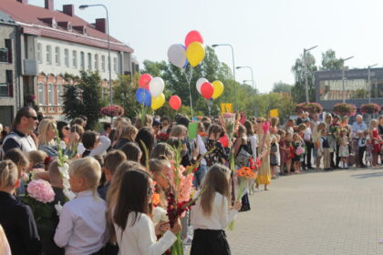 Visos Panevėžio ir dauguma rajono mokyklų šiandien pradėjo naujus mokslo metus. Panevėžio rajone vienintelė Ramygalos gimnazija Mokslo ir žinių dieną šventė vakar.