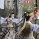 Itin ryškiomis spalvomis Panevėžio gimtadienį tradiciškai nuspalvino ir muzikiniais garsais įgarsino Tarptautinis šokio ir muzikos festivalis „Prie Nevėžio“. Jame šiemet per 300 kolektyvų ne tik iš Lietuvos, bet ir Latvijos, Estijos, Lenkijos bei Prancūzijos.