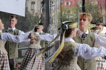 Itin ryškiomis spalvomis Panevėžio gimtadienį tradiciškai nuspalvino ir muzikiniais garsais įgarsino Tarptautinis šokio ir muzikos festivalis „Prie Nevėžio“. Jame šiemet per 300 kolektyvų ne tik iš Lietuvos, bet ir Latvijos, Estijos, Lenkijos bei Prancūzijos.