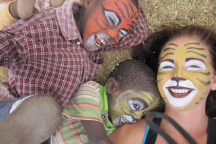 Afrika – tolimas, paslaptingas, įvairiausiais stereotipais apipintas žemynas, į kurį keliauti išdrįsta anaiptol ne visi. Iššūkių ir sklandančių mitų nepabūgusi panevėžietė Aurelija Verkelytė jau daugiau nei metus gyvena masajų genties diktuojamu ritmu. Afrikoje ji savanoriauja vaikų mokykloje ir tiki, jog maži darbai lemia didelius pokyčius.