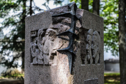 Medžių apsuptame ir saulės retai pasiekiamame Respublikinės Panevėžio ligoninės kiemelyje stovi senas paminklas, skirtas per Antrąjį pasaulinį karą bolševikų nužudytiems medikams. Daugelis pro šią vietą praeina gana abejingai, tik ne panevėžietis Jonas Taučikas. Jis sovietmečiu itin rizikavo bandydamas akmens skulptūrą apsaugoti nuo sunaikinimo. O visai neseniai čia užsukęs pensininkas sunerimo.