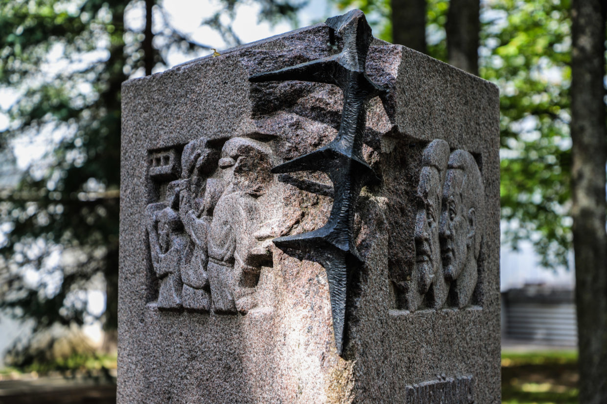 Medžių apsuptame ir saulės retai pasiekiamame Respublikinės Panevėžio ligoninės kiemelyje stovi senas paminklas, skirtas per Antrąjį pasaulinį karą bolševikų nužudytiems medikams. Daugelis pro šią vietą praeina gana abejingai, tik ne panevėžietis Jonas Taučikas. Jis sovietmečiu itin rizikavo bandydamas akmens skulptūrą apsaugoti nuo sunaikinimo. O visai neseniai čia užsukęs pensininkas sunerimo.