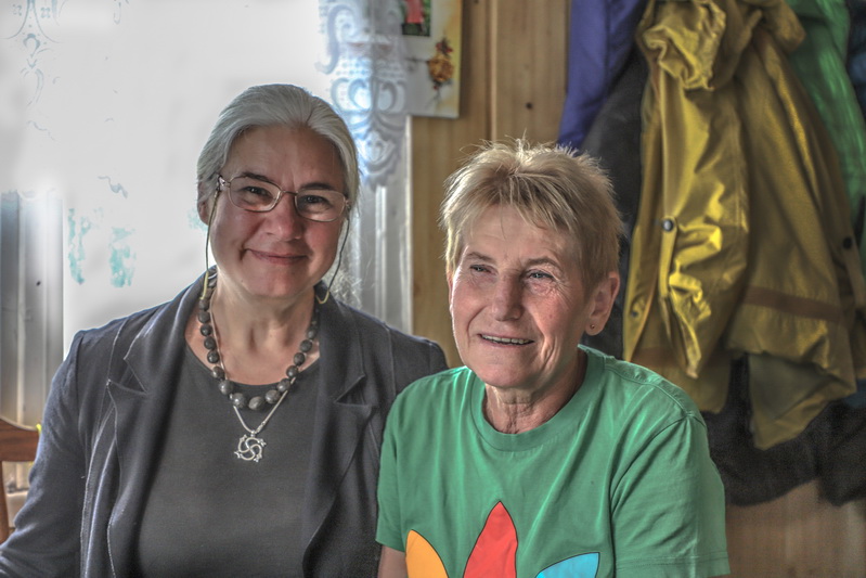 Stipruolių gyventojos Rasma Buzienė ir Salomėja Skaržauskienė. I. STULGAITĖS-KRIUKIENĖS nuotr.