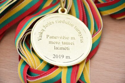Šiandien Panevėžio miesto meras Rytis Račkauskas ir savivaldybės administracijos Sporto skyriaus vedėjas Justinas Jasiukaitis dalyvavo Panevėžio miesto vaikų žolės riedulio turnyro „Mero taurė“ atidaryme (Rožyno progimnazija).