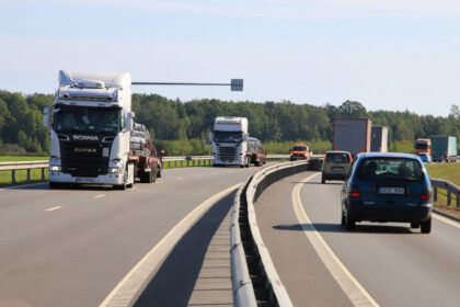 Gerinant eismo sąlygas magistralėje „Via Baltica“, baigtas rekonstruoti apie 22 km ilgio Panevėžio aplinkkelis. Jis praplatintas nuo 2 iki 3 eismo juostų, dėl reversinio eismo organizavimo sudarytos greitkeliui artimos eismo sąlygos.