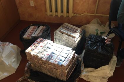 Panevėžio rajone sustabdytame automobilyje pasieniečiai aptiko beveik 2 tūkst. pakelių kontrabandinių cigarečių. Nelegalius rūkalus vežęs panevėžietis sulauks tūkstantinės baudos. Taip pat teismas gali konfiskuoti automobilį, kuriuo gabenti rūkalai.