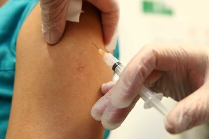 Augant skiepų priešininkų armijai, prieš vakcinos baubą nublanksta net mirties pranašas – meningokokas. Jau metai, kai Lietuvoje galima pasiskiepyti nuo šios baisios infekcijos, tačiau medikai išsigandę: atsisakančiųjų tokios pagalbos daugėja.