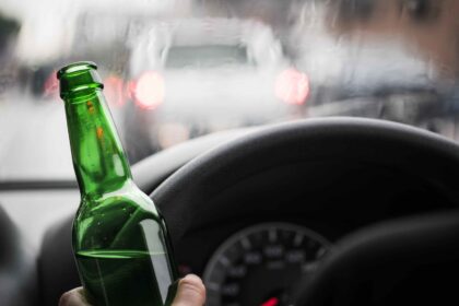 Neblaivūs vis dar nevengia sėsti už vairo. Trečiadienio popietę ir vakarą policijos pareigūnai sustabdė net du tokius vairuotojus.