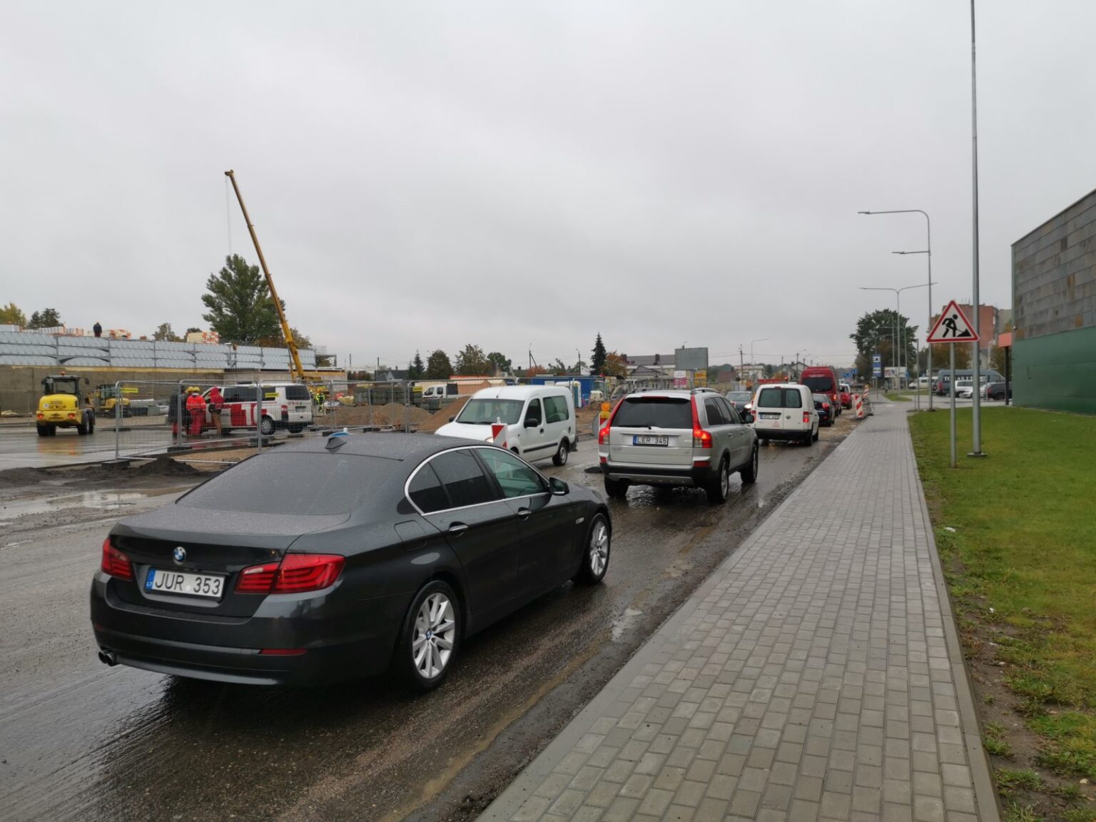 Pirmadienio rytą į darbą pavėlavo turbūt pusę panevėžiečių. Iš šiaurinės pusės įvažiuoti į Panevėžį virto rimtu kantrybės išbandymu šimtams vairuotojų.