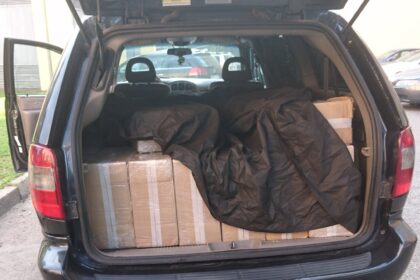 Panevėžyje Valstybės sienos apsaugos tarnybos pareigūnai sulaikė du vietinius gyventojus ir 22 tūkst. pakelių cigarečių su baltarusiškomis banderolėmis. Panevėžiečiams gresia baudos arba laisvės atėmimas iki aštuonerių metų.