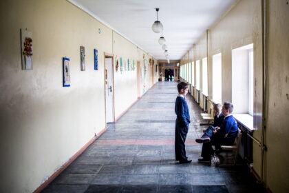 Prasidėję mokslo metai priminė dar vieną opią problemą, apie kurią švietimo bendruomenė vis dar nedrįsta garsiai kalbėti – mokyklų nelankantys ar iš pamokų bėgantys vaikai.