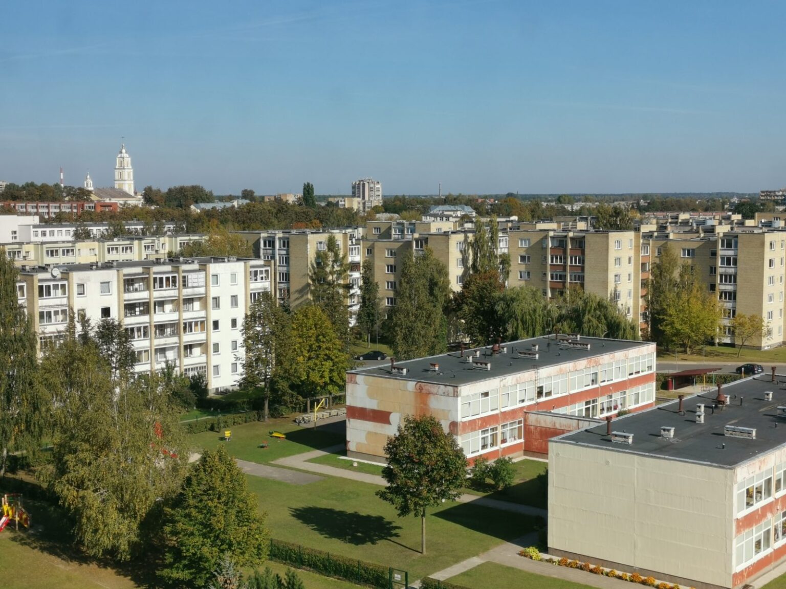 Lietuvos ūkio variklis sukasi visu pajėgumu. Pastaraisiais metais augusi ekonomika išjudino ir vidaus vartojimą, ir nekilnojamojo turto rinką. Visgi gero gyvenimo euforiją pradeda gaivinti vėsus dušas.