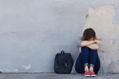 Panevėžys ūžia po žinios apie aštuonių paauglių pačiame miesto centre, Senvagėje, trankytą, spardytą ir dujomis apipurkštą bendraamžę. Kol kas policija pradėjo tyrimą dėl nepilnametės sužalojimo ir viešosios tvarkos pažeidimo, bet smurtautojoms gali atsirūgti ir bandymas viešai pasigirti savo bjauriu poelgiu. Už tai, kad internete buvo išplatintas muštynių vaizdo įrašas, nukentėjusios mergaitės tėvai turi teisę kreiptis į teisėsaugą ir dėl asmens duomenų apsaugos pažeidimo.