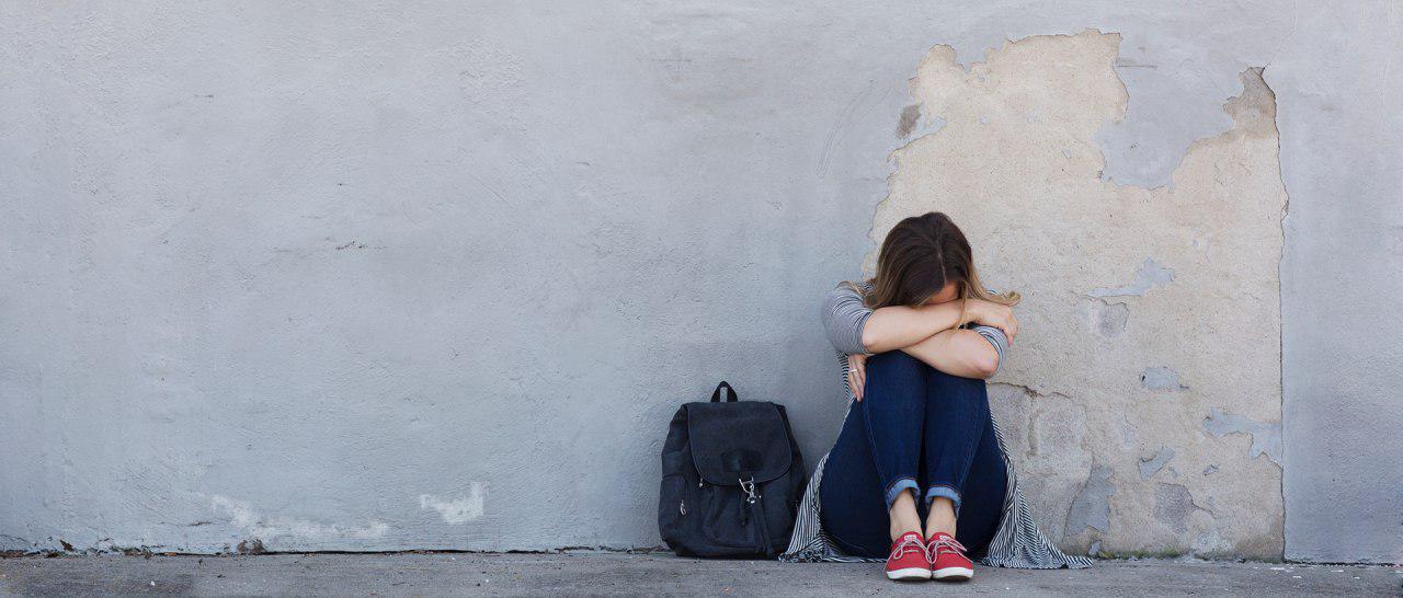 Panevėžys ūžia po žinios apie aštuonių paauglių pačiame miesto centre, Senvagėje, trankytą, spardytą ir dujomis apipurkštą bendraamžę. Kol kas policija pradėjo tyrimą dėl nepilnametės sužalojimo ir viešosios tvarkos pažeidimo, bet smurtautojoms gali atsirūgti ir bandymas viešai pasigirti savo bjauriu poelgiu. Už tai, kad internete buvo išplatintas muštynių vaizdo įrašas, nukentėjusios mergaitės tėvai turi teisę kreiptis į teisėsaugą ir dėl asmens duomenų apsaugos pažeidimo.