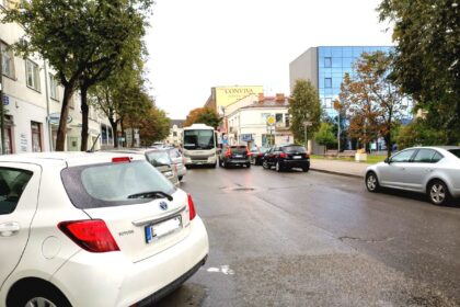 Nuo spalio 1 dienos nebebus galima statyti automobilių šalia autobusų stoties, palei vadinamąjį alyvų parkelį.